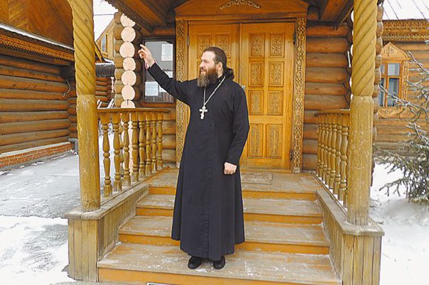 Отец Алексей на пороге Храма в пос. Тургояк